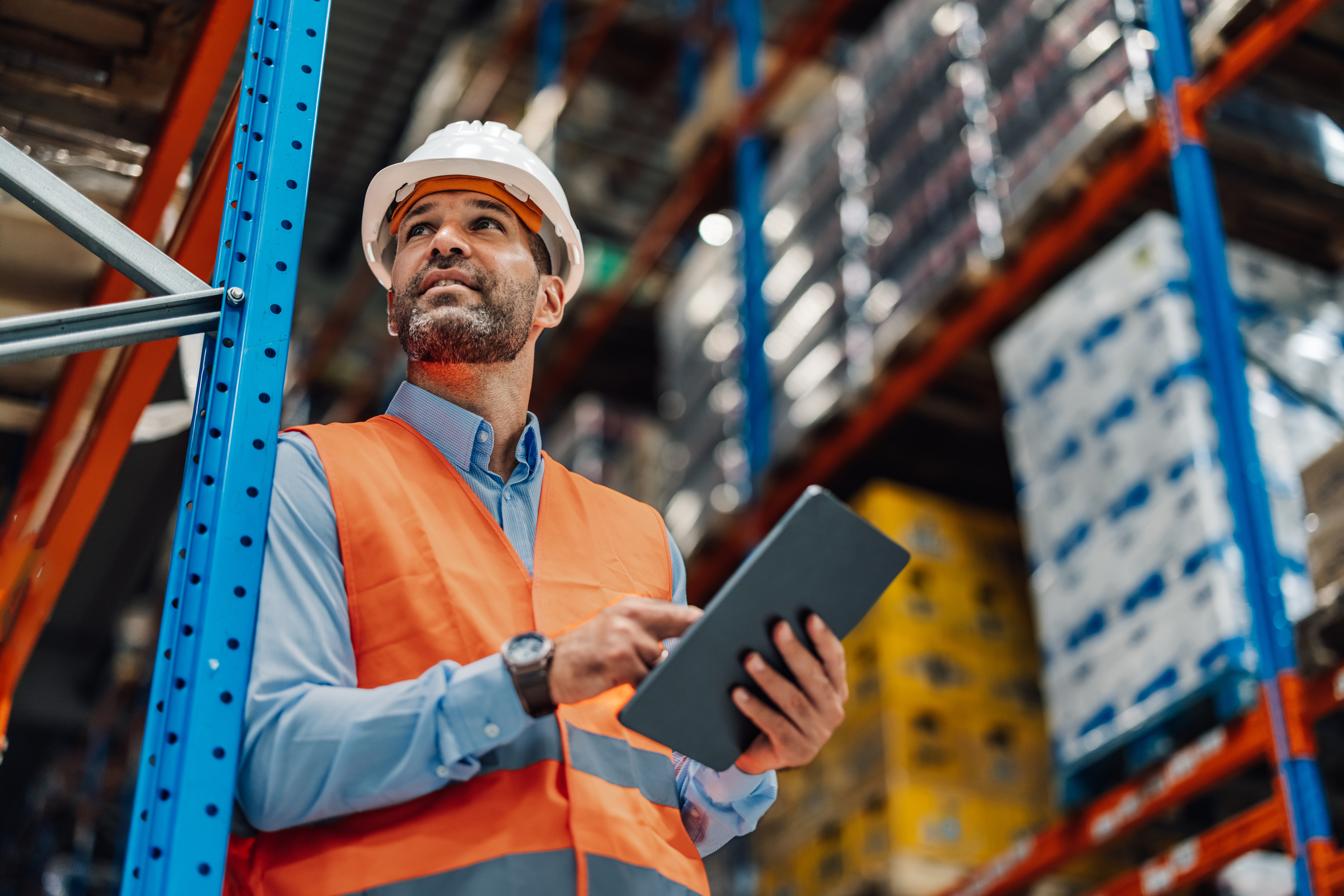 Gerente de almacén que usa una tableta digital y controla el inventario